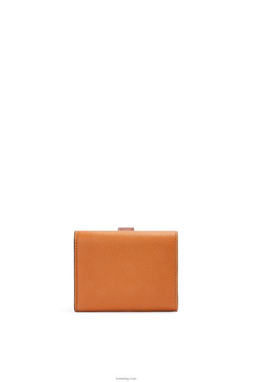Loewe сгъваем портфейл от мека зърнеста телешка кожа F84B81254 Жени светъл карамел/пекан