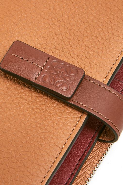 Loewe тънък двоен портфейл с цип от мека зърнеста телешка кожа F84B81255 Жени светъл карамел/пекан
