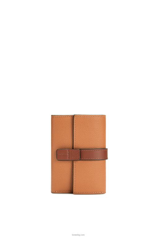Loewe малък вертикален портфейл от мека зърнеста телешка кожа F84B81256 Жени светъл карамел/пекан