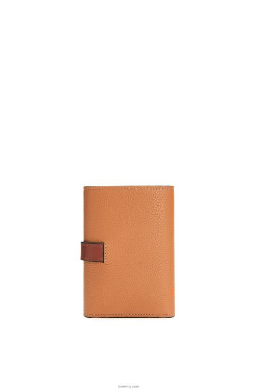 Loewe малък вертикален портфейл от мека зърнеста телешка кожа F84B81256 Жени светъл карамел/пекан