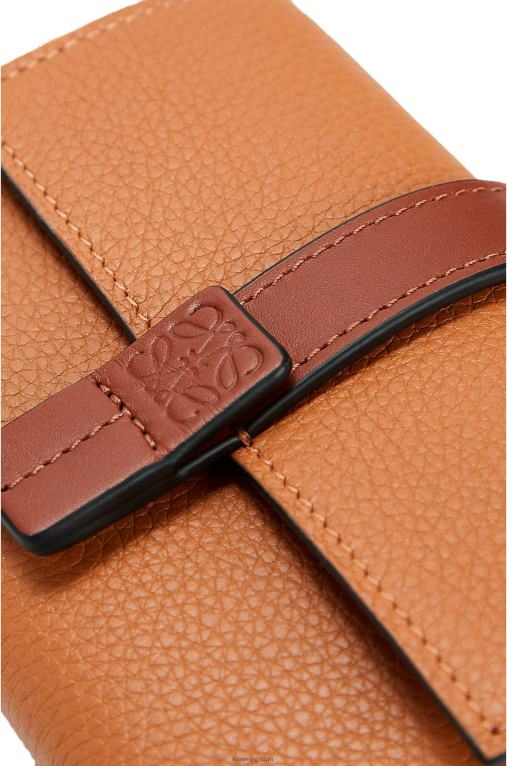 Loewe малък вертикален портфейл от мека зърнеста телешка кожа F84B81256 Жени светъл карамел/пекан