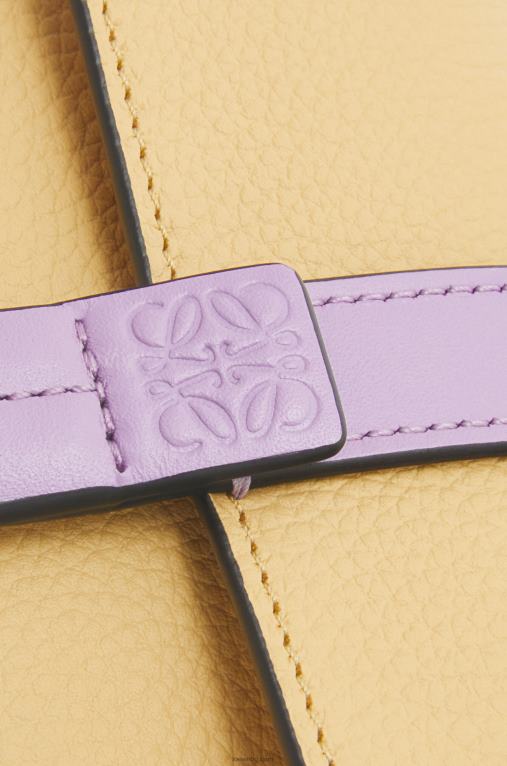 Loewe малък вертикален портфейл от мека зърнеста телешка кожа F84B81267 Жени тъмно масло/лилаво