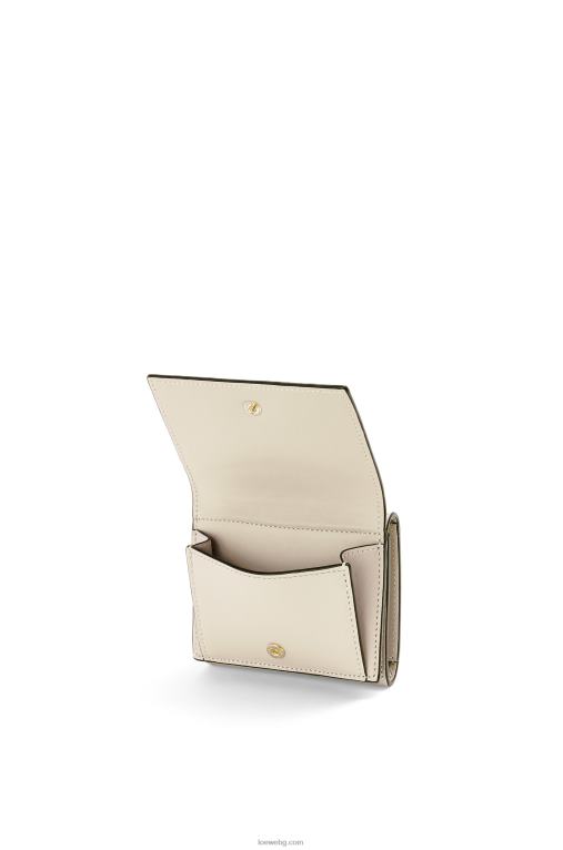 Loewe повторен троен портфейл от релефна копринена телешка кожа F84B81271 Жени лек овес