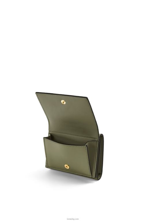 Loewe повторен троен портфейл от релефна копринена телешка кожа F84B81277 Жени авокадо зелено