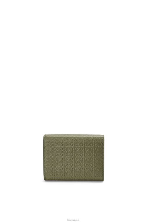Loewe повторен троен портфейл от релефна копринена телешка кожа F84B81277 Жени авокадо зелено