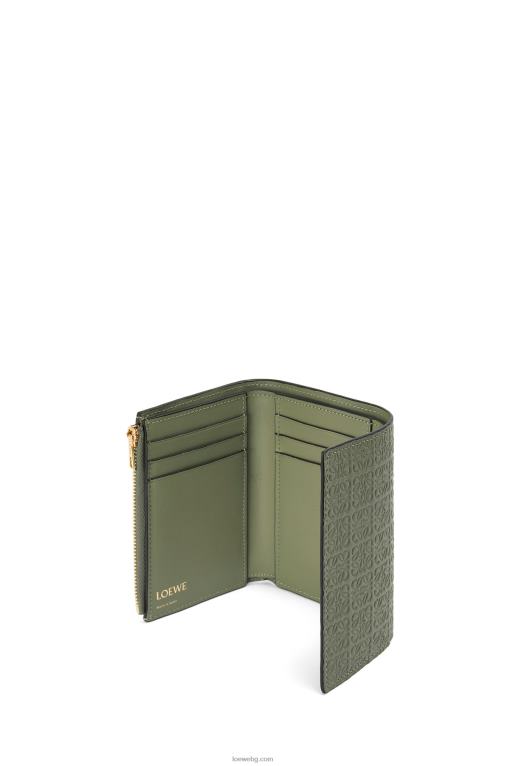 Loewe повтарящ се малък вертикален портфейл от релефна копринена телешка кожа F84B81279 Жени авокадо зелено