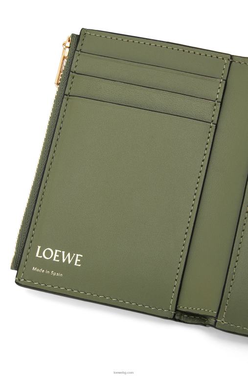 Loewe повтарящ се малък вертикален портфейл от релефна копринена телешка кожа F84B81279 Жени авокадо зелено