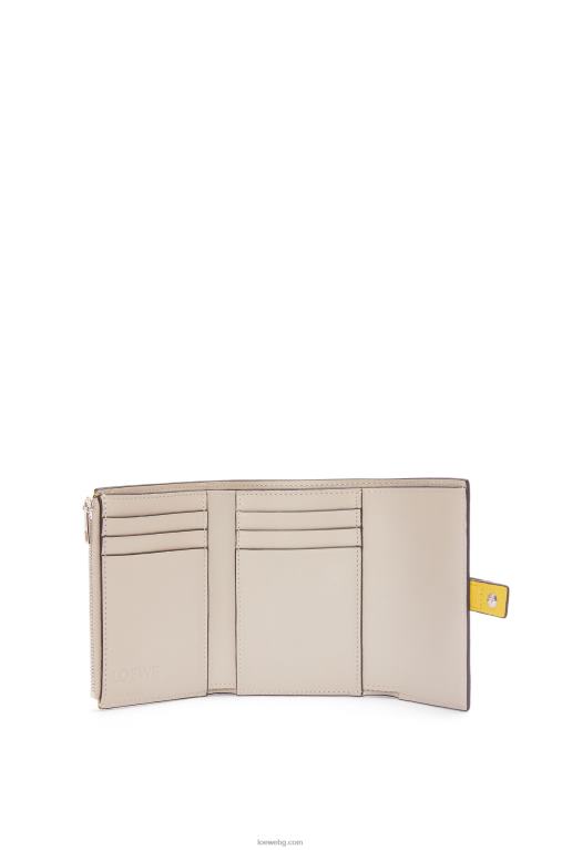 Loewe малък вертикален портфейл от мека зърнеста телешка кожа F84B81282 Жени жълто/глинесто зелено