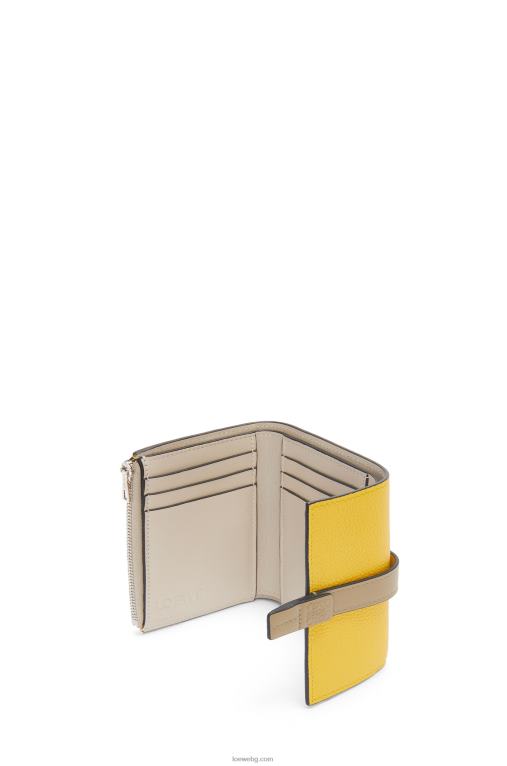 Loewe малък вертикален портфейл от мека зърнеста телешка кожа F84B81282 Жени жълто/глинесто зелено