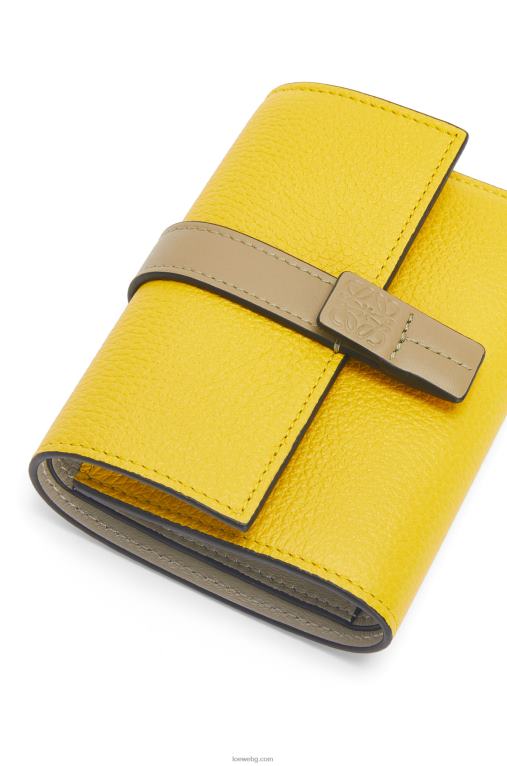 Loewe малък вертикален портфейл от мека зърнеста телешка кожа F84B81282 Жени жълто/глинесто зелено