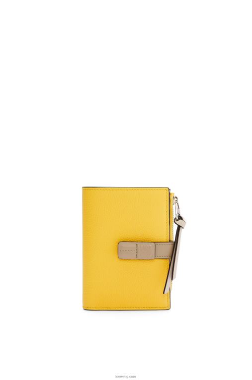 Loewe тънък двоен портфейл с цип от мека зърнеста телешка кожа F84B81283 Жени жълто/глинесто зелено