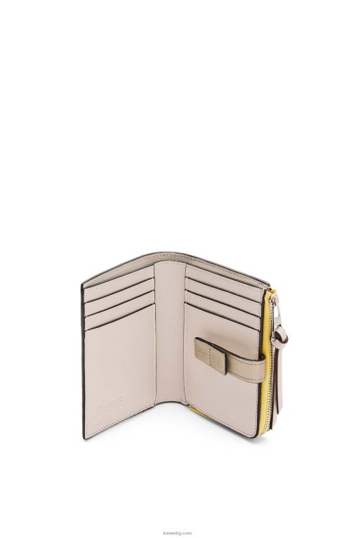 Loewe тънък двоен портфейл с цип от мека зърнеста телешка кожа F84B81283 Жени жълто/глинесто зелено