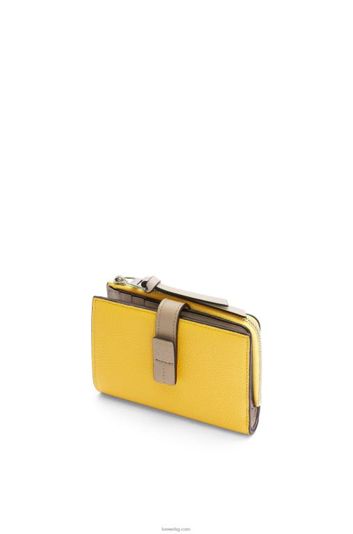 Loewe тънък двоен портфейл с цип от мека зърнеста телешка кожа F84B81283 Жени жълто/глинесто зелено