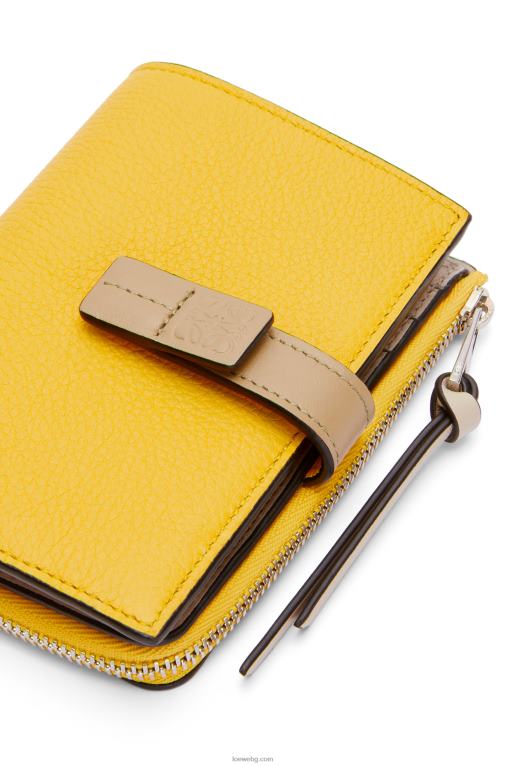 Loewe тънък двоен портфейл с цип от мека зърнеста телешка кожа F84B81283 Жени жълто/глинесто зелено