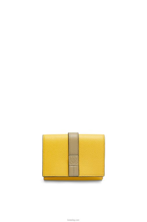 Loewe сгъваем портфейл от мека зърнеста телешка кожа F84B81284 Жени жълто/глинесто зелено