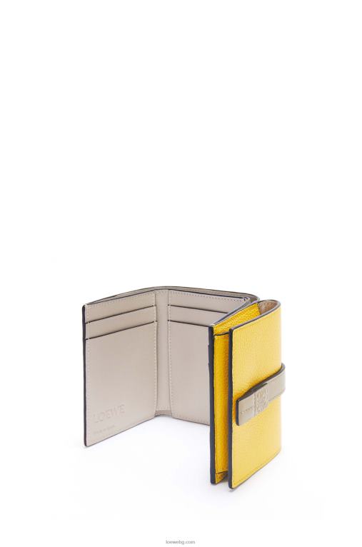 Loewe сгъваем портфейл от мека зърнеста телешка кожа F84B81284 Жени жълто/глинесто зелено