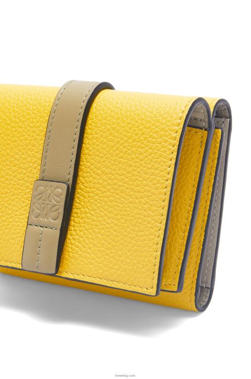 Loewe сгъваем портфейл от мека зърнеста телешка кожа F84B81284 Жени жълто/глинесто зелено