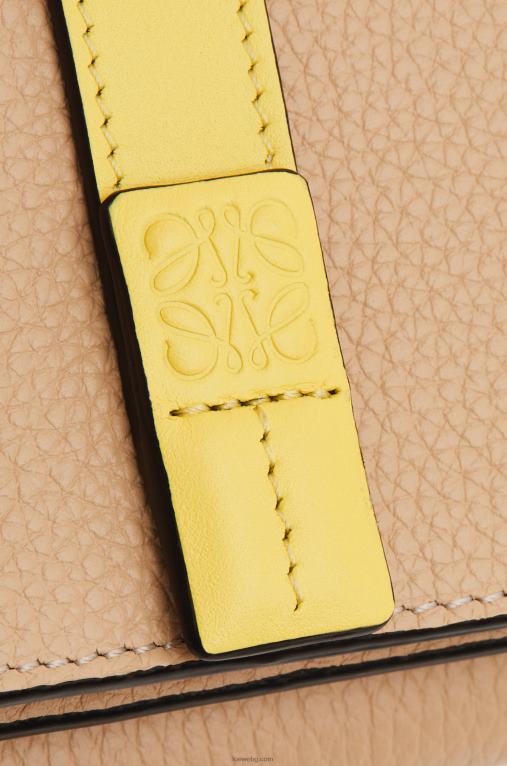 Loewe сгъваем портфейл от мека зърнеста телешка кожа F84B81285 Жени масло/блед лимон