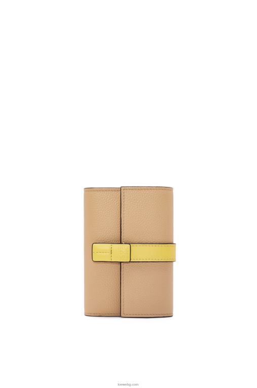 Loewe малък вертикален портфейл от мека зърнеста телешка кожа F84B81286 Жени масло/блед лимон