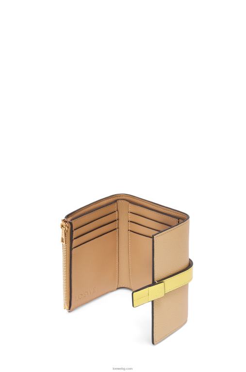 Loewe малък вертикален портфейл от мека зърнеста телешка кожа F84B81286 Жени масло/блед лимон
