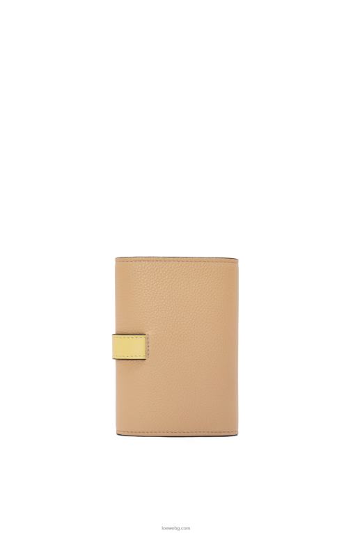 Loewe малък вертикален портфейл от мека зърнеста телешка кожа F84B81286 Жени масло/блед лимон