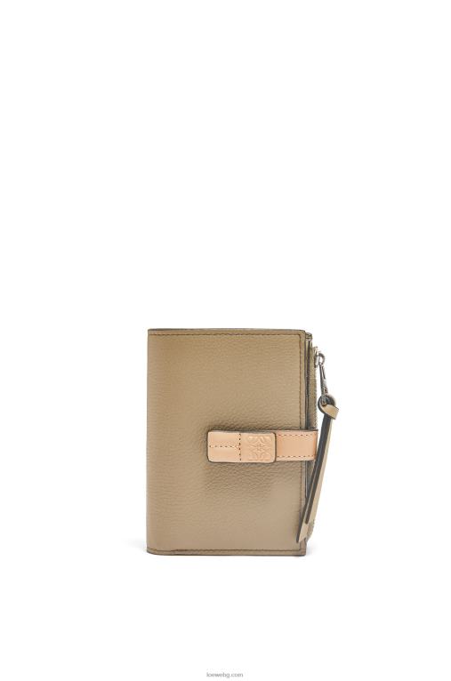 Loewe тънък двоен портфейл с цип от мека зърнеста телешка кожа F84B81289 Жени артишок зелено/прашно бежово