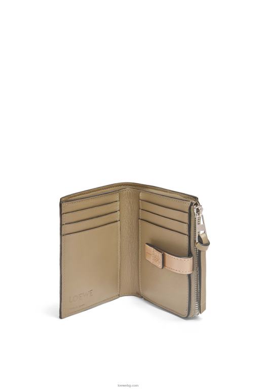 Loewe тънък двоен портфейл с цип от мека зърнеста телешка кожа F84B81289 Жени артишок зелено/прашно бежово