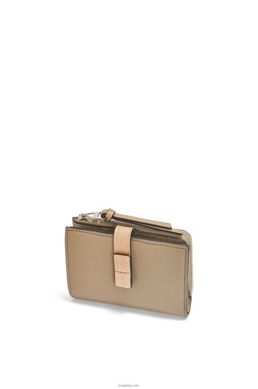 Loewe тънък двоен портфейл с цип от мека зърнеста телешка кожа F84B81289 Жени артишок зелено/прашно бежово
