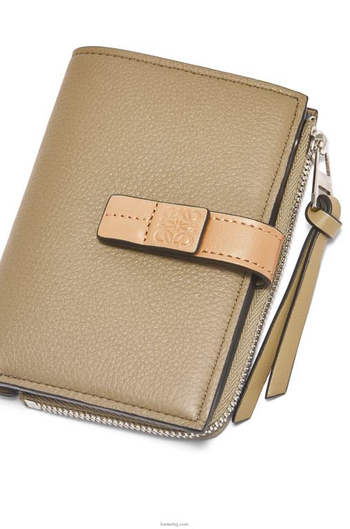 Loewe тънък двоен портфейл с цип от мека зърнеста телешка кожа F84B81289 Жени артишок зелено/прашно бежово