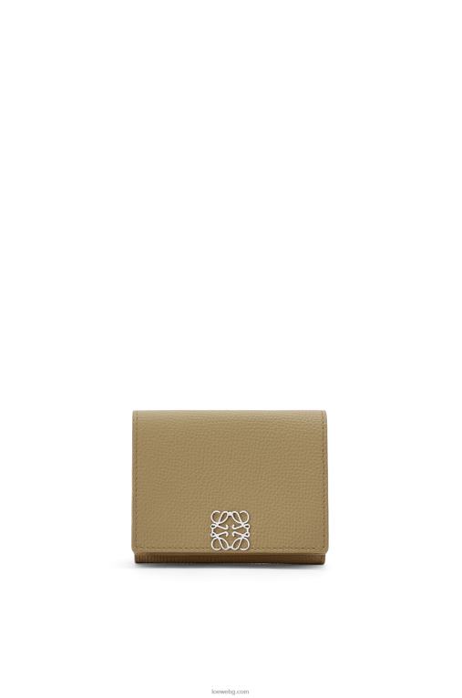 Loewe анаграм троен портфейл от зърнеста телешка кожа F84B81290 Жени зелен артишок
