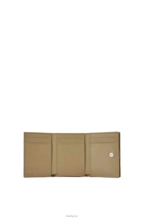 Loewe анаграм троен портфейл от зърнеста телешка кожа F84B81290 Жени зелен артишок