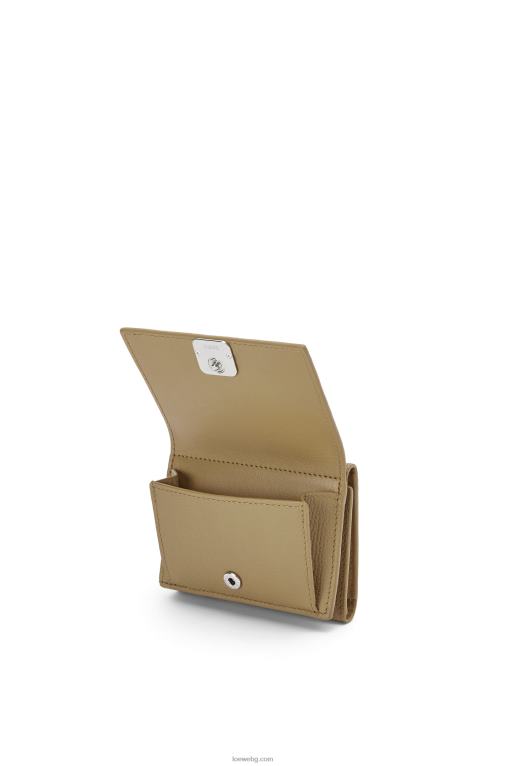 Loewe анаграм троен портфейл от зърнеста телешка кожа F84B81290 Жени зелен артишок