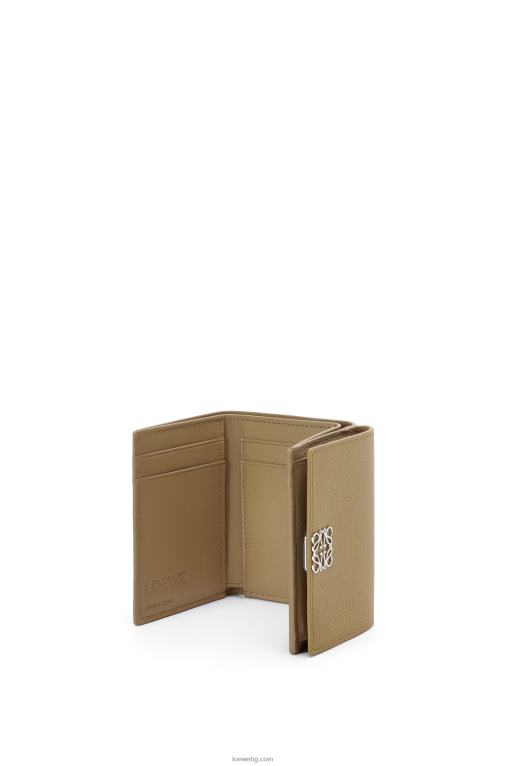 Loewe анаграм троен портфейл от зърнеста телешка кожа F84B81290 Жени зелен артишок