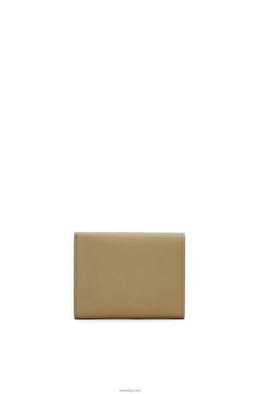Loewe анаграм троен портфейл от зърнеста телешка кожа F84B81290 Жени зелен артишок