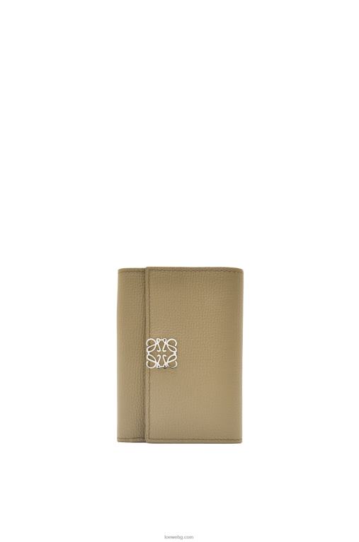 Loewe анаграм малък вертикален портфейл от зърнеста телешка кожа F84B81291 Жени зелен артишок