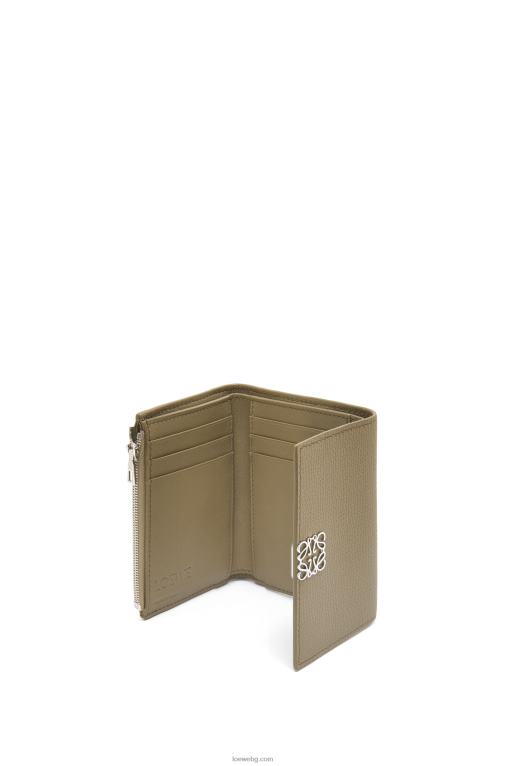 Loewe анаграм малък вертикален портфейл от зърнеста телешка кожа F84B81291 Жени зелен артишок