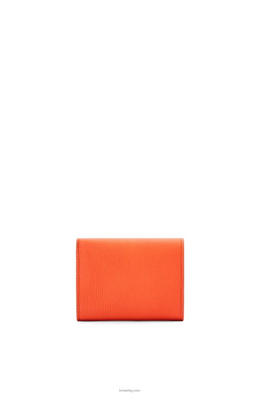 Loewe анаграм троен портфейл от зърнеста телешка кожа F84B81293 Жени оранжево