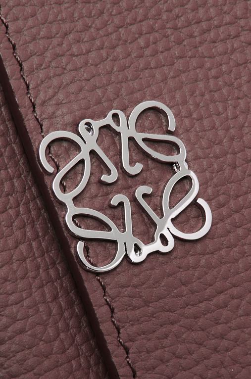 Loewe анаграм малък вертикален портфейл от зърнеста телешка кожа F84B81297 Жени бордо