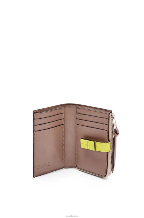 Loewe тънък двоен портфейл с цип от мека зърнеста телешка кожа F84B81298 Жени гол/цитронела