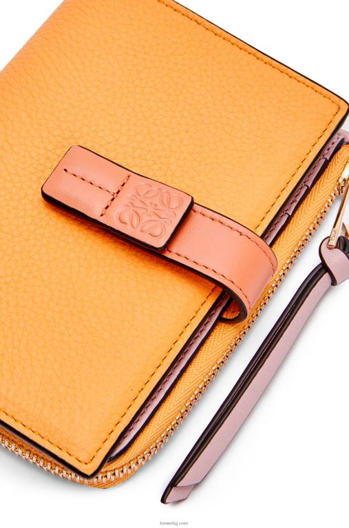 Loewe тънък двоен портфейл с цип от мека зърнеста телешка кожа F84B81299 Жени мандаринов/коралов риф