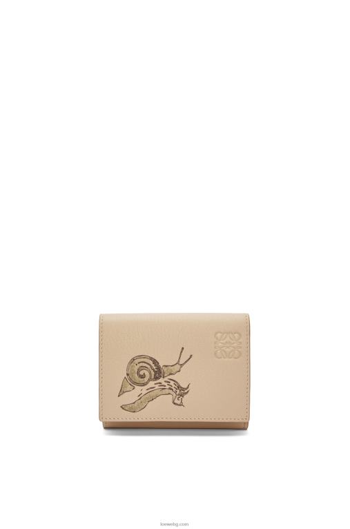 Loewe троен портфейл тип охлюв от класическа телешка кожа F84B81300 Жени прашно бежово