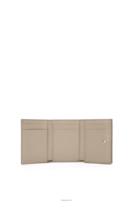 Loewe троен портфейл тип охлюв от класическа телешка кожа F84B81300 Жени прашно бежово