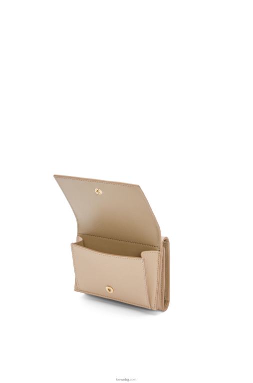 Loewe троен портфейл тип охлюв от класическа телешка кожа F84B81300 Жени прашно бежово