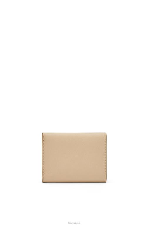 Loewe троен портфейл тип охлюв от класическа телешка кожа F84B81300 Жени прашно бежово