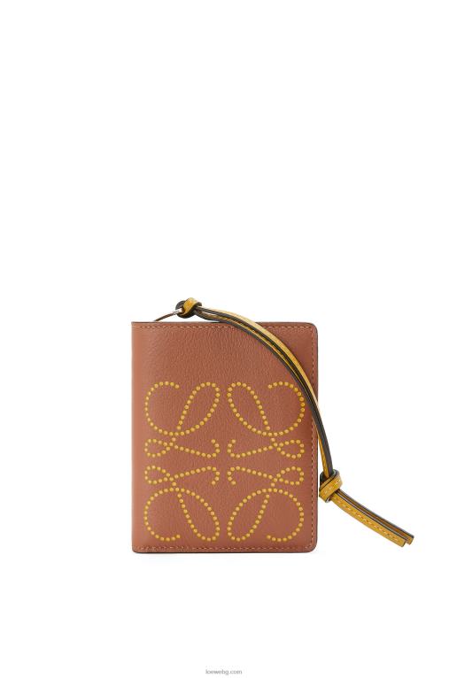 Loewe марков компактен портфейл с цип от класическа телешка кожа F84B81301 Жени тен/охра