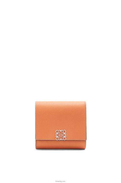 Loewe анаграм компактен портфейл с капак от телешка кожа с камъчета F84B81307 Жени коралов риф