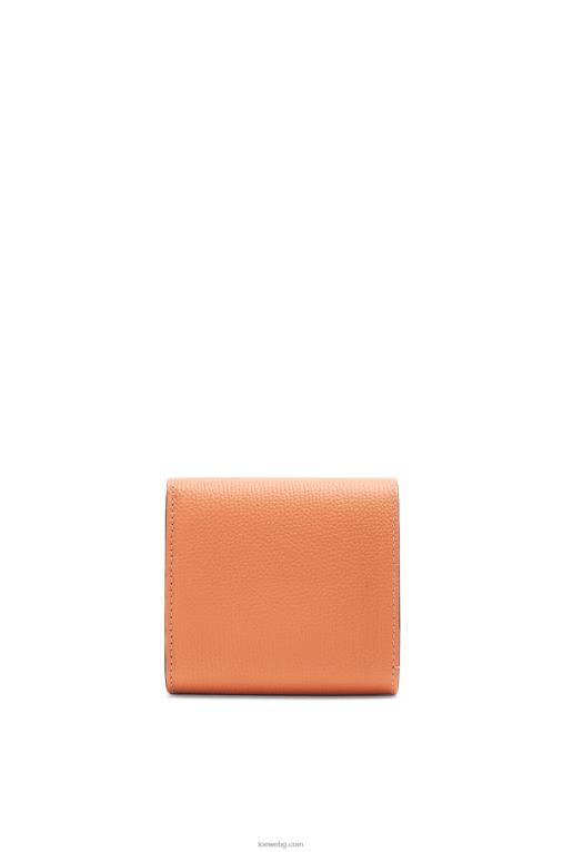Loewe анаграм компактен портфейл с капак от телешка кожа с камъчета F84B81307 Жени коралов риф
