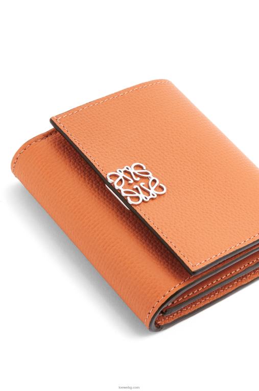 Loewe анаграм компактен портфейл с капак от телешка кожа с камъчета F84B81307 Жени коралов риф