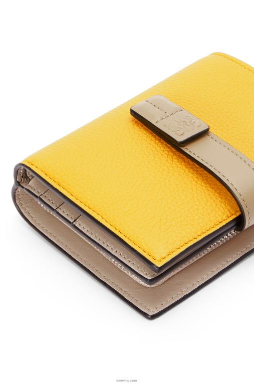 Loewe компактен портфейл с цип от мека зърнеста телешка кожа F84B81308 Жени жълто/глинесто зелено
