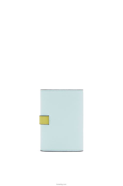 Loewe малък вертикален портфейл от мека зърнеста телешка кожа F84B81309 Жени кристално синьо/лайм жълто
